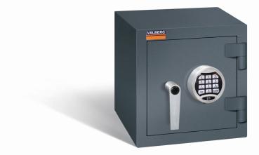 Ein graphitgrauer Wertschutzschrank einem Elektronischen Schloss. Die Tür ist geschlossen. Das Produkt befindet sich vor einem weißen Hintergrund.