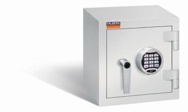 Ein lichtgrauer Wertschutzschrank einem Elektronischen Schloss. Die Tür ist geschlossen. Das Produkt befindet sich vor einem weißen Hintergrund.
