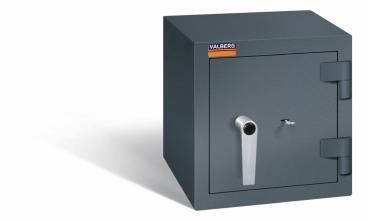 Ein graphitgrauer Wertschutzschrank mit einem Doppelbart-Sicherheitsschloss. Die Tür ist geschlossen. Das Produkt befindet sich vor einem weißen Hintergrund.