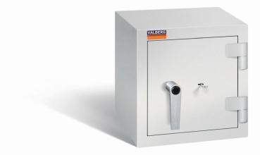 Ein lichtgrauer Wertschutzschrank mit einem Doppelbart-Sicherheitsschloss. Die Tür ist geschlossen. Das Produkt befindet sich vor einem weißen Hintergrund.