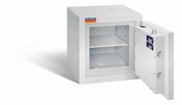 Lichtgrauer Wertschutzschrank mit geöffneter Tür. Sichtbare Türverriegelung und Zertifikate. Innen leer mit einem Fachboden. Vor weißem Hintergrund.