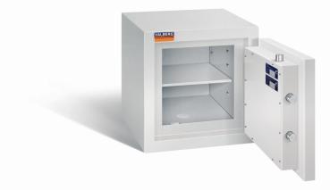 Lichtgrauer Wertschutzschrank mit geöffneter Tür. Sichtbare Türverriegelung und Zertifikate. Innen leer mit einem Fachboden. Vor weißem Hintergrund.