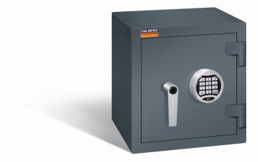 Ein graphitgrauer Wertschutzschrank einem Elektronischen Schloss. Die Tür ist geschlossen. Das Produkt befindet sich vor einem weißen Hintergrund.