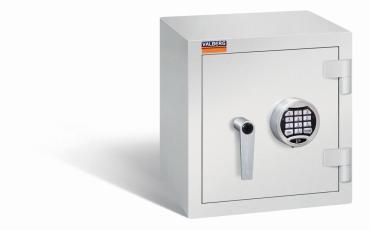 Ein lichtgrauer Wertschutzschrank einem Elektronischen Schloss. Die Tür ist geschlossen. Das Produkt befindet sich vor einem weißen Hintergrund.