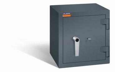 Ein graphitgrauer Wertschutzschrank mit einem Doppelbart-Sicherheitsschloss. Die Tür ist geschlossen. Das Produkt befindet sich vor einem weißen Hintergrund.