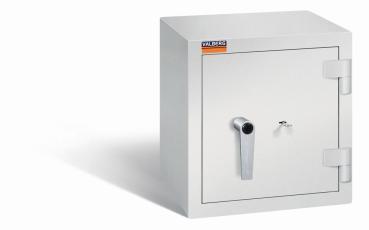 Ein lichtgrauer Wertschutzschrank mit einem Doppelbart-Sicherheitsschloss. Die Tür ist geschlossen. Das Produkt befindet sich vor einem weißen Hintergrund.