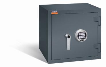 Ein graphitgrauer Wertschutzschrank einem Elektronischen Schloss. Die Tür ist geschlossen. Das Produkt befindet sich vor einem weißen Hintergrund.