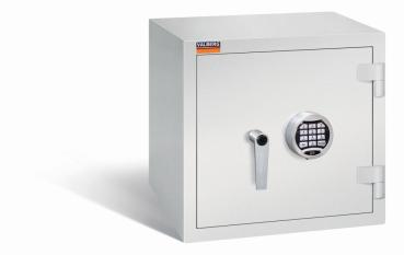 Ein lichtgrauer Wertschutzschrank einem Elektronischen Schloss. Die Tür ist geschlossen. Das Produkt befindet sich vor einem weißen Hintergrund.