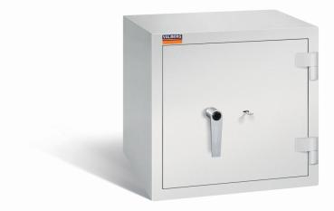 Ein lichtgrauer Wertschutzschrank mit einem Doppelbart-Sicherheitsschloss. Die Tür ist geschlossen. Das Produkt befindet sich vor einem weißen Hintergrund.