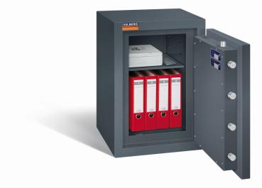 Ein graphitgrauer Wertschutzschrank mit einer geöffneten Tür. Im Innenraum befinden sich eine Reihe rote Aktenordner, eine Kassenbox und ein Handy. Das Produkt steht vor einem weißen Hintergrund.