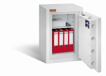 Ein lichtgrauer Wertschutzschrank mit einer geöffneten Tür. Im Innenraum befinden sich eine Reihe rote Aktenordner, eine Kassenbox und ein Handy. Das Produkt steht vor einem weißen Hintergrund.