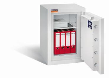 Ein lichtgrauer Wertschutzschrank mit einer geöffneten Tür. Im Innenraum befinden sich eine Reihe rote Aktenordner, eine Kassenbox und ein Handy. Das Produkt steht vor einem weißen Hintergrund.