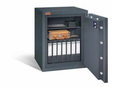 Ein graphitgrauer Wertschutzschrank mit einer geöffneten Tür. Im Innenraum befinden sich eine Reihe schwarze Aktenordner, ein Laptop, ein Aktenkoffer, ein Portemonnaie und eine Kassenbox. Das Produkt steht vor einem weißen Hintergrund.