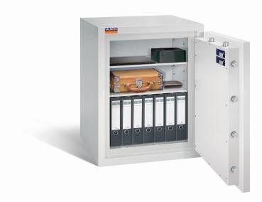 Ein lichtgrauer Wertschutzschrank mit einer geöffneten Tür. Im Innenraum befinden sich eine Reihe schwarze Aktenordner, ein Laptop, ein Aktenkoffer, ein Portemonnaie und eine Kassenbox. Das Produkt steht vor einem weißen Hintergrund.