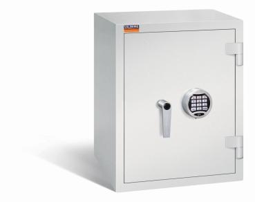 Ein lichtgrauer Wertschutzschrank einem Elektronischen Schloss. Die Tür ist geschlossen. Das Produkt befindet sich vor einem weißen Hintergrund.