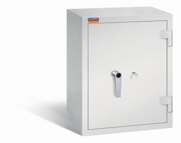 Ein lichtgrauer Wertschutzschrank mit einem Doppelbart-Sicherheitsschloss. Die Tür ist geschlossen. Das Produkt befindet sich vor einem weißen Hintergrund.