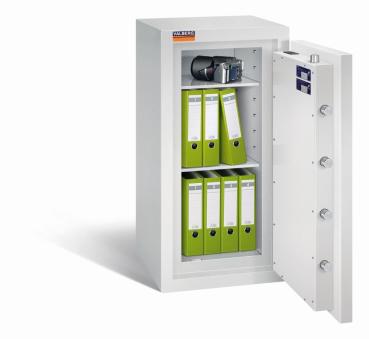 Ein lichtgrauer Wertschutzschrank mit einer geöffneten Tür. Im Innenraum befinden sich zwei Reihen grüne Aktenordner und eine Kamera. Das Produkt steht vor einem weißen Hintergrund.