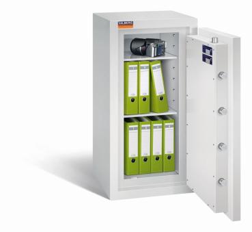 Ein lichtgrauer Wertschutzschrank mit einer geöffneten Tür. Im Innenraum befinden sich zwei Reihen grüne Aktenordner und eine Kamera. Das Produkt steht vor einem weißen Hintergrund.