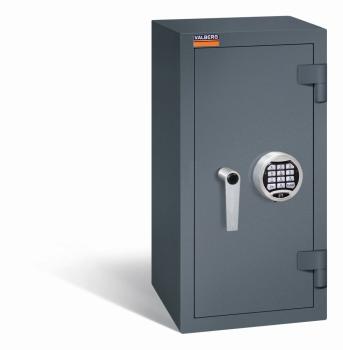 Ein graphitgrauer Wertschutzschrank einem Elektronischen Schloss. Die Tür ist geschlossen. Das Produkt befindet sich vor einem weißen Hintergrund.
