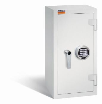 Ein lichtgrauer Wertschutzschrank einem Elektronischen Schloss. Die Tür ist geschlossen. Das Produkt befindet sich vor einem weißen Hintergrund.