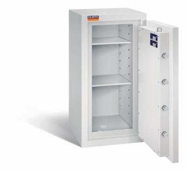 Lichtgrauer Wertschutzschrank mit geöffneter Tür. Sichtbare Türverriegelung und Zertifikate. Innen leer mit zwei Fachböden. Vor weißem Hintergrund.