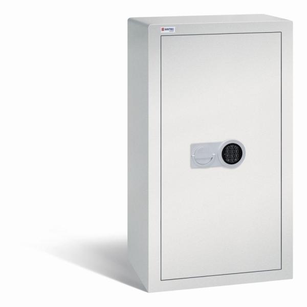 Geschlossener lichtgrauer Möbeltresor mit massivem Korpus und geschlossener Tür. Die Tür verfügt über ein Elektronisches Schloss. Der Tresor steht vor einem weißen Hintergrund.