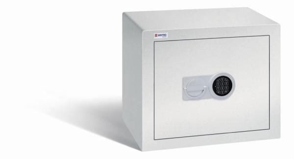 Geschlossener lichtgrauer Möbeltresor mit massivem Korpus und geschlossener Tür. Die Tür verfügt über ein Elektronisches Schloss . Der Tresor steht vor einem weißen Hintergrund.