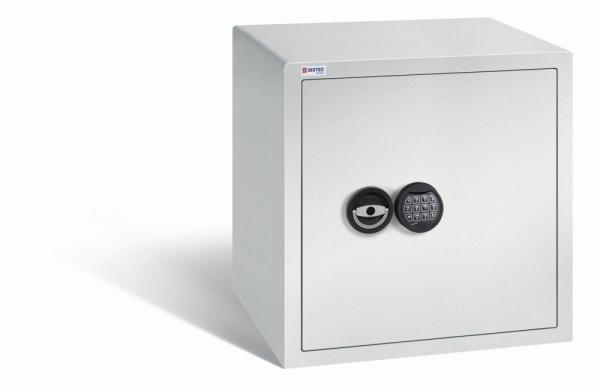 Ein lichtgrauer Möbeltresor mit einem elektronischen Schloss. Die Tür ist geschlossen. Der Tresor steht vor einem weißen Hintergrund.