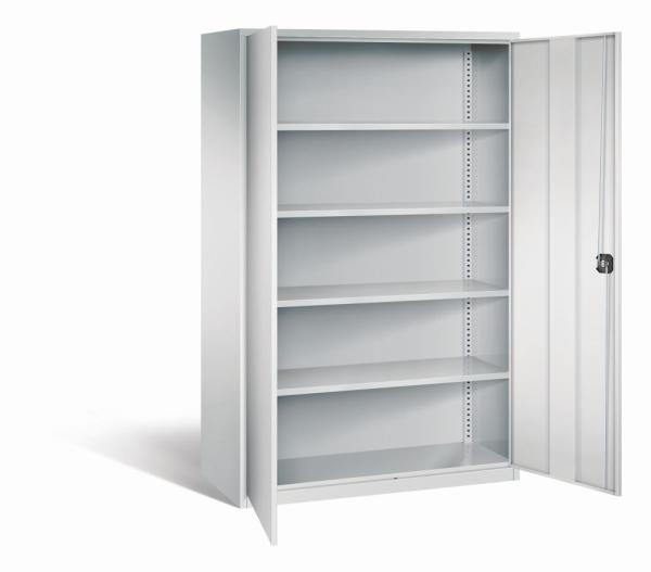 Lichtgrauer Büroschrank mit geöffneten Türen und einem Zylinderschloss. Im Inneren besitzt der Schrank 4 höhenverstellbare Fachböden. Der Schrank steht vor einem weißen Hintergrund.
