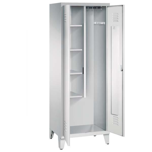 Ein lichtgrauer Putzmittelschrank mit zwei Abteilen, sowie einer integrierten Kleiderstange mit Kleiderhaken. Die beiden Türen sind geöffnet, im linken Abteil befinden sich vier Fachböden. Er steht auf Stahlblechfüßen vor weißem Hintergrund.