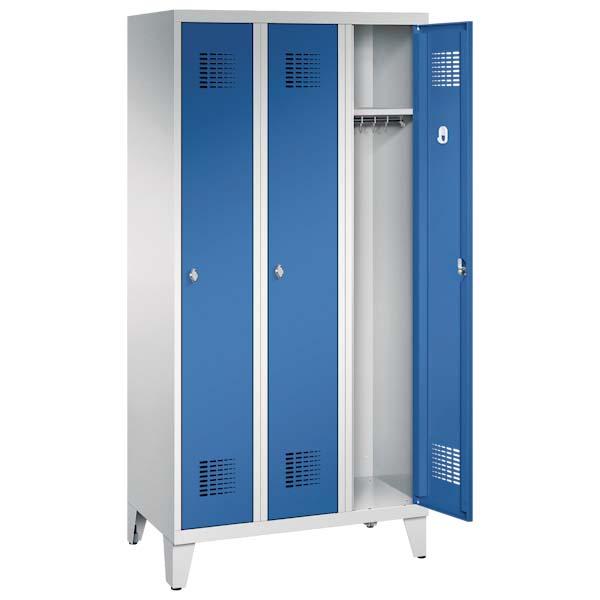 Ein lichtgrauer Garderobenschrank mit drei Abteilen und drei Fächern. Die beiden Türen sind enzianblau. Im Schrank befinden sich Hutböden sowie Kleiderstangen. Das Produkt steht auf Stahlblechfüßen vor einem weißen Hintergrund.