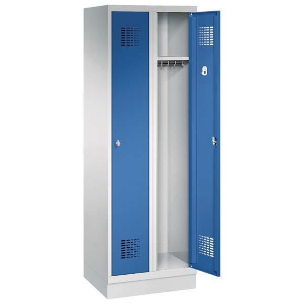 Ein lichtgrauer Garderobenschrank mit zwei Abteilen und zwei Fächern. Die beiden Türen sind enzianblau. Im Schrank befinden sich Hutböden sowie Kleiderstangen. Das Produkt steht auf einem Stahlblechsockel vor einem weißen Hintergrund.