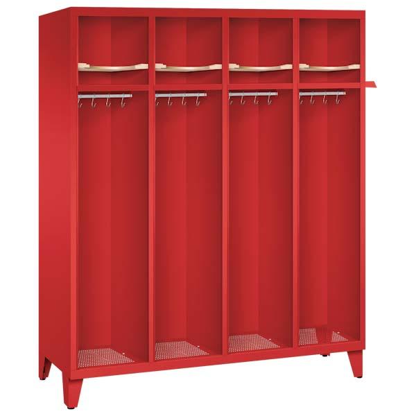 Ein feuerroter Feuerwehrschrank mit vier Abteilen. Der Spind steht auf Stahlblechfüßen und verfügt über Helmböden, Kleiderstangen mit Kleiderhaken sowie Ablageböden. Das Produkt steht vor einem weißen Hintergrund.