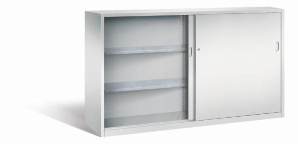 Lichtgrauer Schiebetürenschrank mit Zylinderschloss. Die linke Tür ist geöffnet, die rechte geschlossen. Höhenverstellbarer Boden für flexible Lagerung. Das Produkt steht vor einem weißen Hintergrund.
