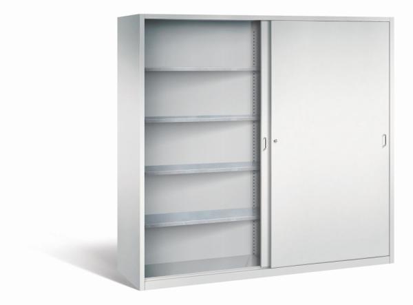 Lichtgrauer Schiebetürenschrank mit Zylinderschloss. Die linke Tür ist geöffnet, die rechte geschlossen. Höhenverstellbarer Boden für flexible Lagerung. Das Produkt steht vor einem weißen Hintergrund.