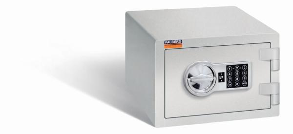Ein lichtgrauer Möbeltresor mit einem elektronischen Schloss. Die Tür ist geschlossen. Der Tresor steht vor einem weißen Hintergrund.
