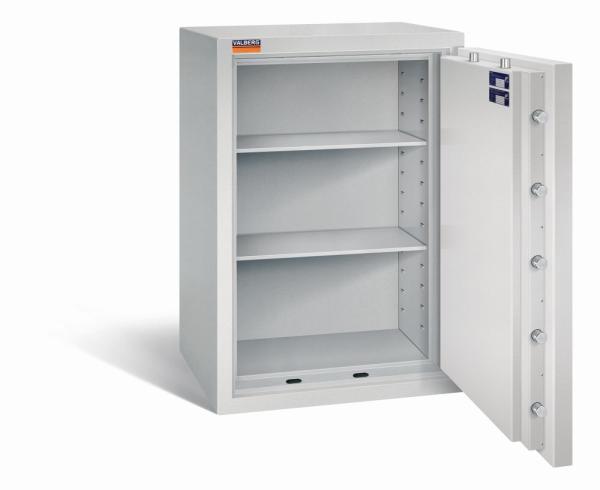 Geöffneter lichtgrauer Wertschutzschrank mit massivem Korpus und offener Tür. Im inneren befinden sich zwei höhenverstellbare Fachböden. Der Tresor steht vor einem weißen Hintergrund.