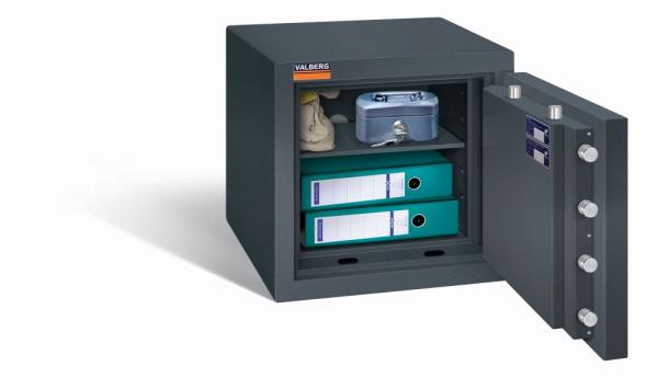 Geöffneter graphitgrauer Wertschutzschrank mit massivem Korpus und offener Tür. Im inneren befindet sich ein höhenverstellbarer Fachboden mit 2 Ordner, eine Bargeldkassette und ein Beutel. Der Tresor steht vor einem weißen Hintergrund.