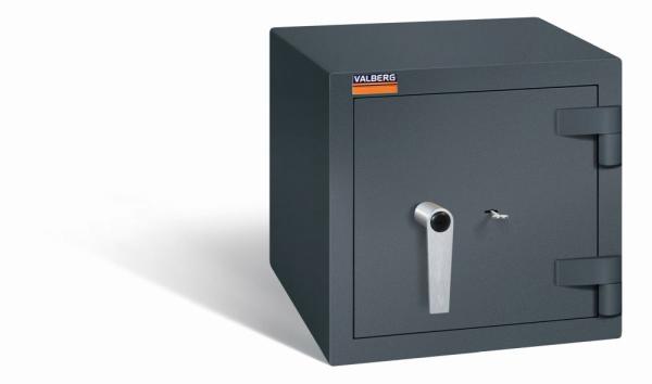 Geschlossener graphitgrauer Wertschutzschrank mit massivem Korpus und geschlossener Tür. Die Tür verfügt über ein Doppelbart- Sicherheitsschloss. Der Tresor steht vor einem weißen Hintergrund.