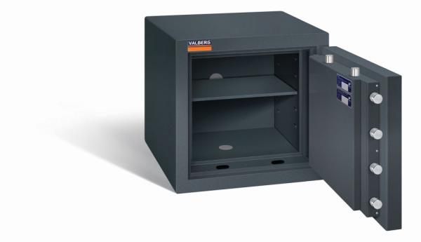 Geöffneter graphitgrauer Wertschutzschrank mit massivem Korpus und offener Tür. Im inneren befindet sich ein höhenverstellbarer Fachboden. Der Tresor steht vor einem weißen Hintergrund.