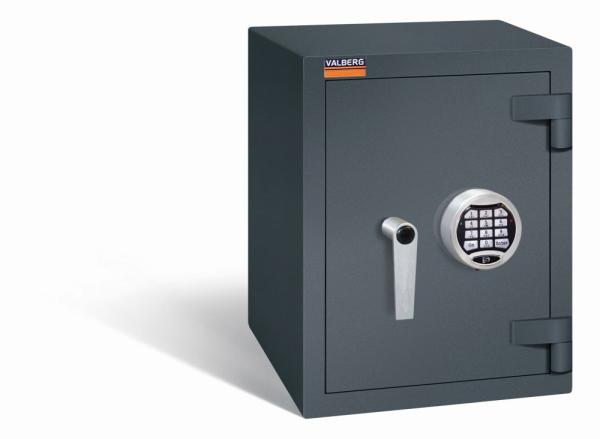 Geschlossener graphitgrauer Wertschutzschrank mit massivem Korpus und geschlossener Tür. Die Tür verfügt über ein Elektronisches Schloss. Der Tresor steht vor einem weißen Hintergrund.