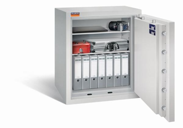 Geöffneter lichtgrauer Wertschutzschrank vor einem weißen Hintergrund mit massivem Korpus und offener Tür. Im inneren befinden sich zwei höhenverstellbare Fachböden mit 7 Ordner, zwei Bargeldkassetten, eine Kamera und ein Laptop.