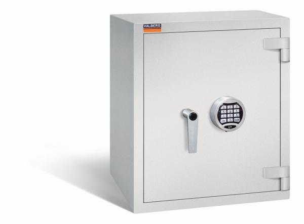 Geschlossener lichtgrauer Wertschutzschrank mit massivem Korpus und geschlossener Tür. Die Tür verfügt über ein Elektronisches Schloss. Der Tresor steht vor einem weißen Hintergrund.