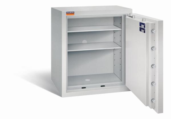 Geöffneter lichtgrauer Wertschutzschrank mit massivem Korpus und offener Tür. Im inneren befinden sich zwei höhenverstellbare Fachböden. Der Tresor steht vor einem weißen Hintergrund.