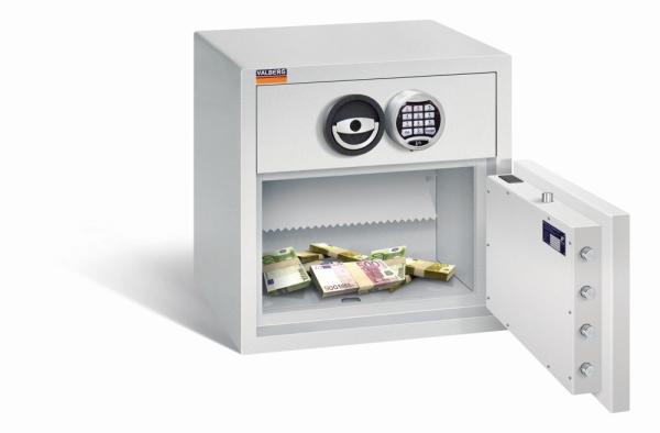 Ein lichtgrauer Deposittresor mit sichtbarer Türverriegelung. Im Innenraum befindet sich Geld. Das Produkt steht vor einem weißen Hintergrund.