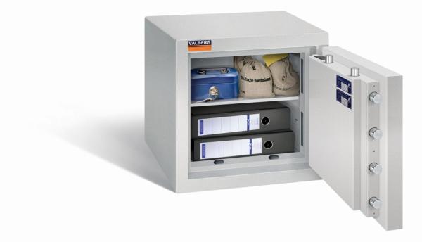 Geöffneter lichtgrauer Wertschutzschrank vor einem weißen Hintergrund mit massivem Korpus und offener Tür. Im inneren befindet sich ein höhenverstellbarer Fachboden mit 2 Ordner, eine Bargeldkassette und 2 Geldbeutel.