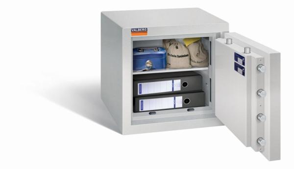 Geöffneter lichtgrauer Wertschutzschrank vor einem weißen Hintergrund mit massivem Korpus und offener Tür. Im inneren befindet sich ein höhenverstellbarer Fachboden mit 2 Ordner, eine Bargeldkassette und 2 Geldbeutel.