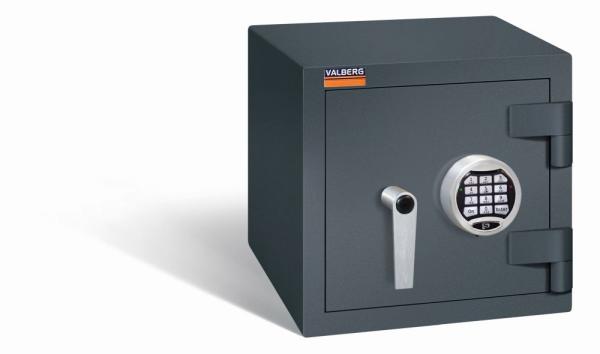 Geschlossener graphitgrauer Wertschutzschrank mit massivem Korpus und geschlossener Tür. Die Tür verfügt über ein Elektronisches Schloss. Der Tresor steht vor einem weißen Hintergrund.