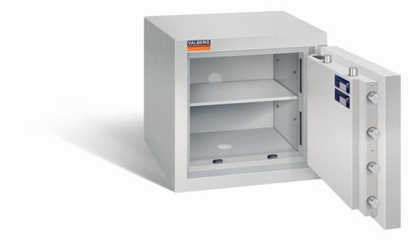 Geöffneter lichtgrauer Wertschutzschrank mit massivem Korpus und offener Tür. Im inneren befindet sich ein höhenverstellbarer Fachboden.