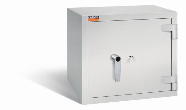 Geschlossener lichtgrauer Wertschutzschrank mit massivem Korpus und geschlossener Tür. Die Tür verfügt über ein Doppelbart- Sicherheitsschloss. Der Tresor steht vor einem weißen Hintergrund.
